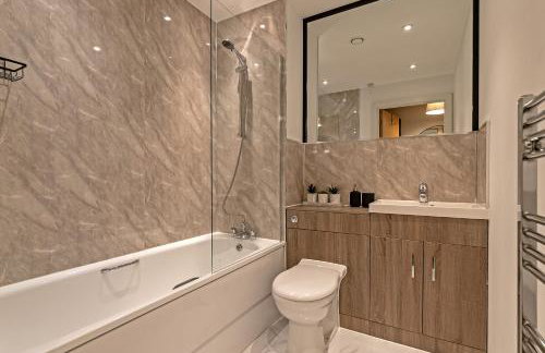 PRIME City Centre Location, THE JUKE BOX SUITE, Secure Gated FREE Parking Space, Unique STYLISH Apartment, AIR CONDITIONING & Two Bathrooms - Photo 9