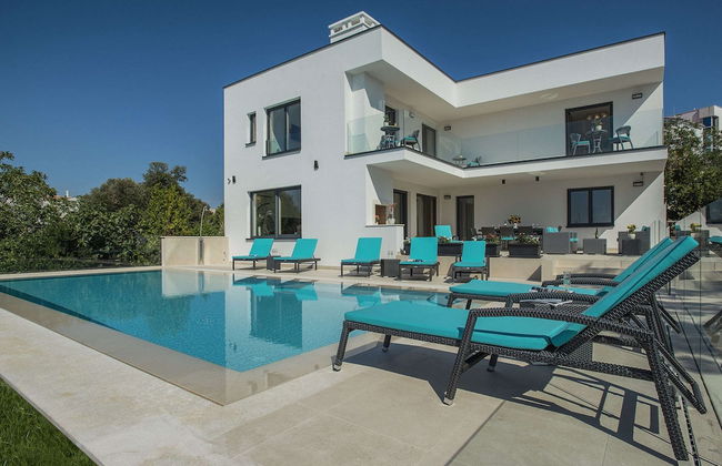 Beautiful Villa by the sea - Photo 1