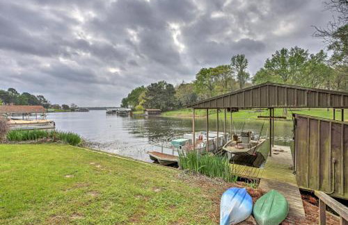 Pet-Friendly Lake Athens Home with Fireplace! - Foto 2