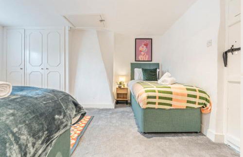 3BR Kingswood Cottage with Detached Unit - Photo 39