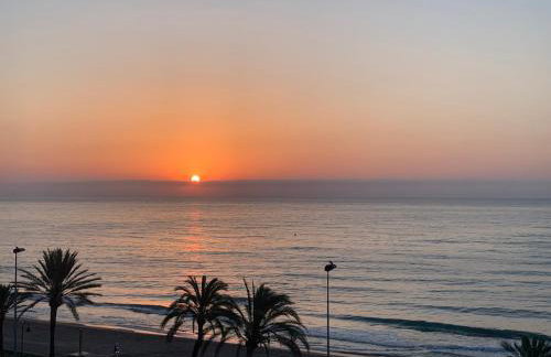 Amanecer en primera línea de playa - Foto 1