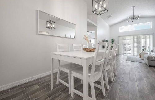 Newly Renovated 4BR 2B Riverview Oasis with King - Foto 21