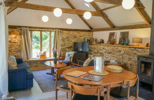 Escape to an Idyllic Countryside Couple's Retreat - Photo 3