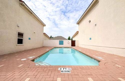 Luxurious Condo with Pool & Garage Close to Shopping - Foto 20