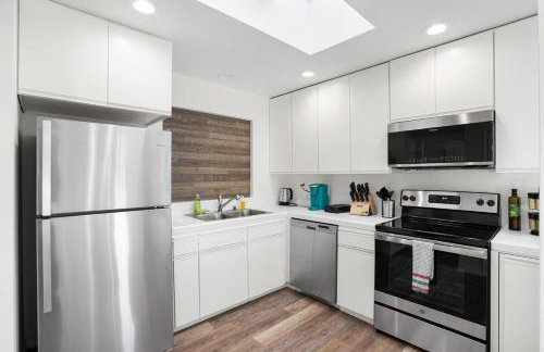 Spacious 5BR Coastal Retreat - 8 Beds Beach & Golf - Photo 8