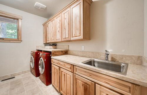 Truckee Timbers at Gray's Crossing by Tahoe Getaways - 4BR w Hot Tub, Ping Pong & EV - Foto 43