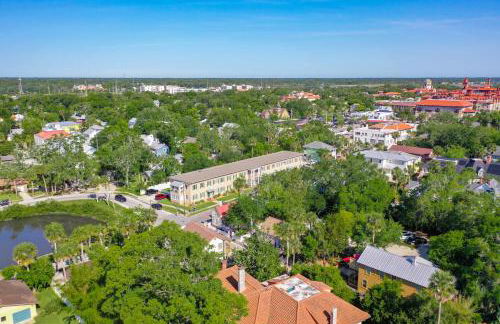 Cozy Quiet St Augustine Private Condo - 2bed, 1 bath, Sleeps 6, Steps to Historic St Augustine Center & All Tourist Attractions, Restaurants, Cafes, Backyard, Porch - Foto 45