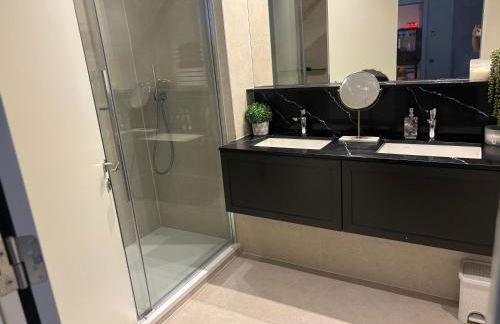 Stunning and central three bedroom Penthouse with roof terrace - Photo 5