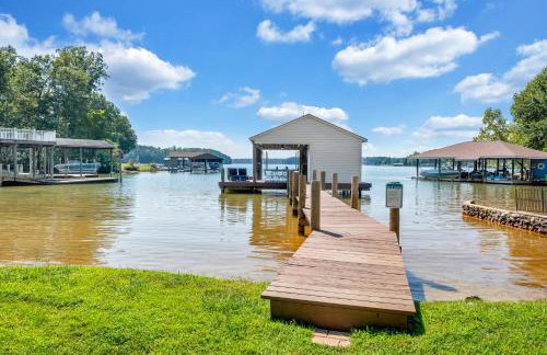 Lakeside Lodge - Lakefront home with private dock & hot tub - Foto 35