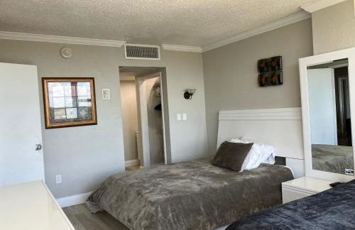 Oceanview on SAND located in Ocean Manor Resort Fort Lauderdale Beach 2 bed 2 bath spacious corner unit partial ocean view - Foto 39