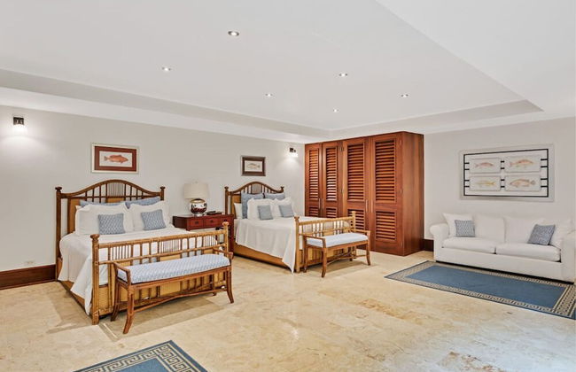 Magnificent Eight Bedroom Holiday Home - Photo 30