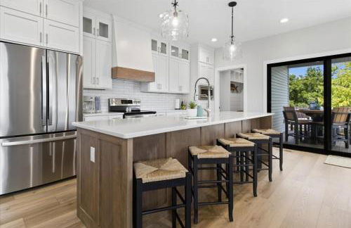Modern Lakefront Escape | The Twelve - Foto 19