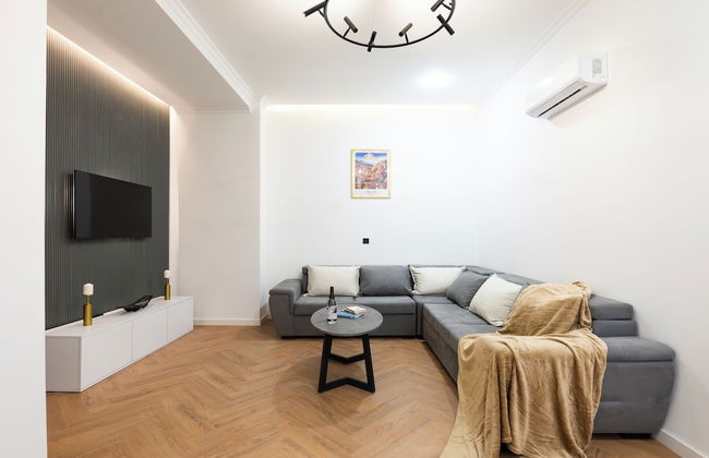 Chic & Modern 4BR Home in Old Tbilisi - Photo 18