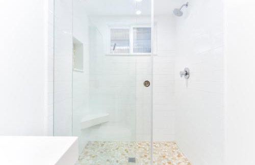 BRAND NEW Luxury 1 Bedroom Condo Steps from the Beach - Foto 24