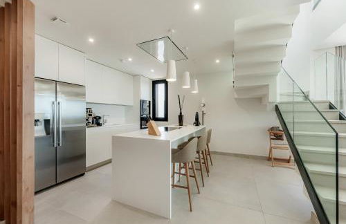 Villa Vida - Luxury Panorama Seaview Penthouse in Organic-Boho Design with Pool, Gym, Spa - Photo 12