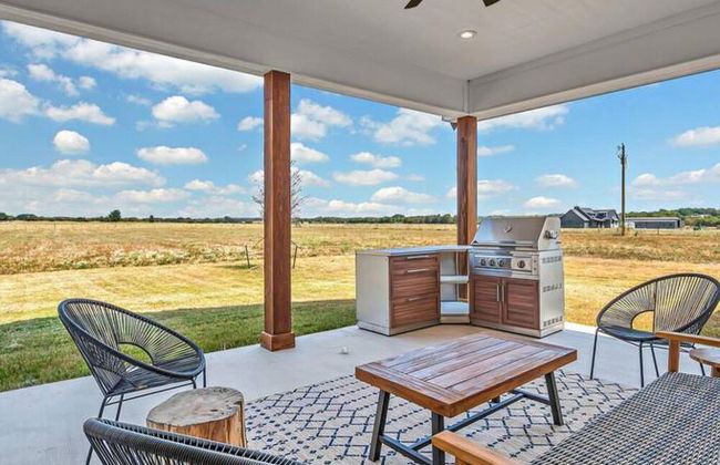 New Luxury Texas Farmhouse - Photo 29