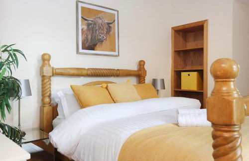 JOIVY Greenknowes Farmhouse with Hot Tub and Bar - Photo 41