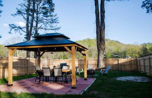 Rustic Chic Alabama Cabin w Loft Fire Pit Pet Friendly Fenced Yard Lake Guntersville - Lucky Lodge - Foto 49