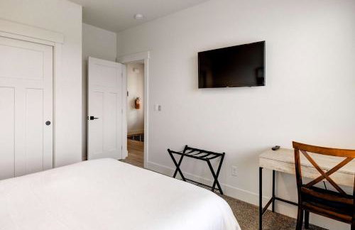 Scenic Modern Home with Private Patio & Fireplace - Foto 28