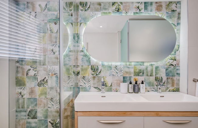 Exquisite Mouille Point Apt by Golf Course Serene Suite - Photo 43