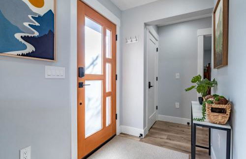 Spacious 3BR Home Sleeps 8 Private Backyard - Foto 8