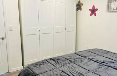 Hot Tub Steam Shower Gym in Charming Family Home! - Photo 22