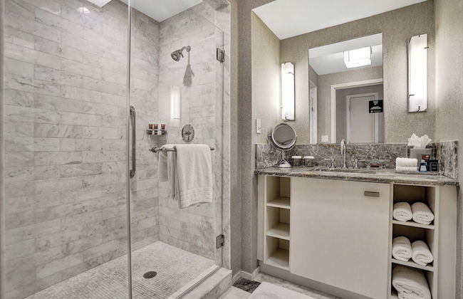 Elegant Beachfront Condo: Your Perfect Getaway! - Photo 18