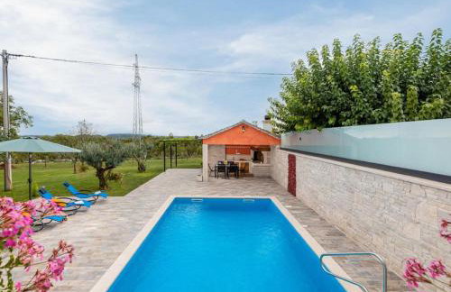 Stylish villa with swimming pool and garden - Foto 7