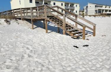 Quiet 2 bedroom condo on Gulf with pool and pond - Photo 9