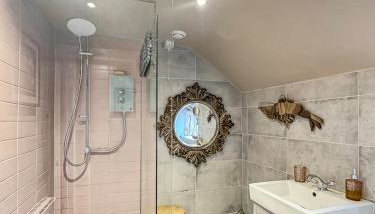 Cosy 1 bed cottage sleeps 4 - Foto 3, Shower