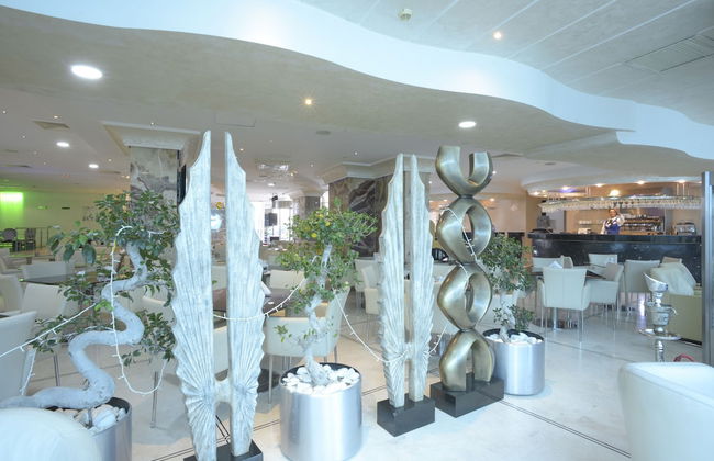 The Penthouse Suites Hotel - Photo 37