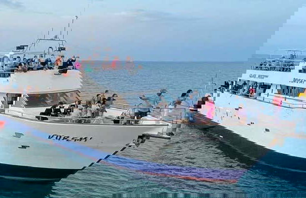 Paseo en barco por Lárnaca al atardecer - Foto 1