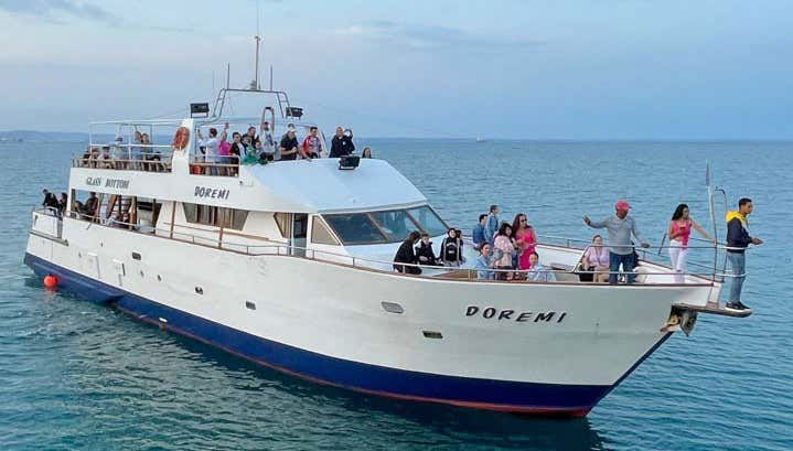 Paseo en barco por Lárnaca al atardecer