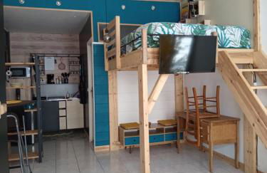 CHARMANT STUDIO à 2 pas de NAVAL GROUP au coeur d une rue commerçante - Foto 2