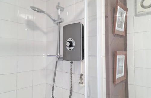 Large 3 Bed Flat, Free Parking-by Holiday Homes - Foto 10