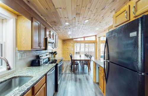 Hot Tub, Dock, Pool Table! Lakefront Poconos Haven - Foto 10