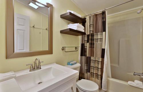 The Bomoseen Bungalow - Vermont Lake House Close to Ski Resorts! Private dock, ski rental ticket deals - Foto 26