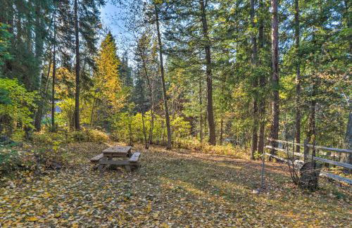 Riverfront Hungry Horse House with Large Deck! - Foto 31