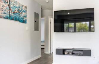 Adorable 2BR-2BA House with EV & Free Parking and Family Friendly in Los Angeles - Photo 26