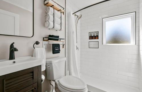 Modern & Cozy on Private Lane, Minutes to Airport - Foto 24