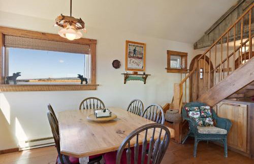 Lindas Perch by KABINO On Bank of Henrys Fork Mtn Views Fishing 6 acres Snake River WIFI - Foto 21