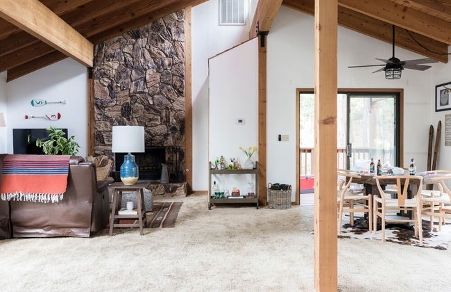 Wolfe by Avantstay 5mins Northstar w Hot Tub Fireplace 2 Private Decks - Photo 11