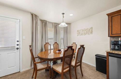 NEW Killeen 8-10 Bd sleeps max 10 ppl 5 min to Fort Hood Families Groups Pets Ok - Professionally Managed by Stay Albatross - Photo 35