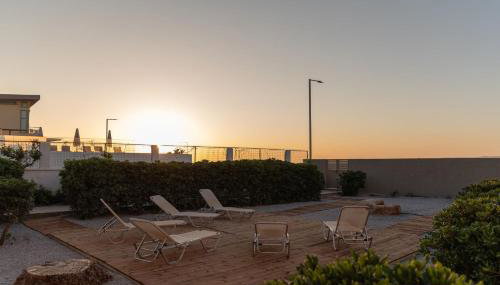 Aelia Seafront 2 Bdr Villa by Hospi Living - Foto 5, Garden, sunbed