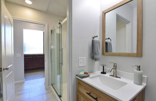 Jennifer's Historic Riverfront Loft City Views - Foto 27