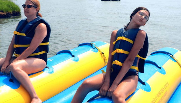 Deux filles prêtes pour une aventure en banana boat