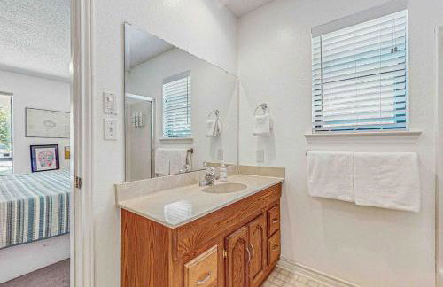 Spacious Lakefront Home with Water Views, WiFi & Private Washer/Dryer - Foto 14