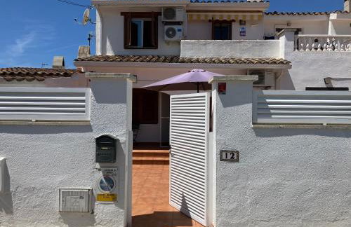 Costa Dorada Beach Villa with Shared Pool and Terrace - Foto 3