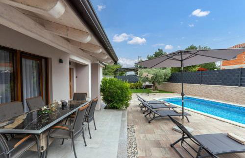 Villa Ajlin with Private Pool - Foto 15