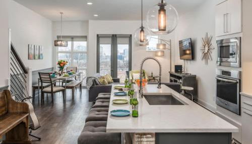 The NEW Nashview Rooftop-Skyline View - Sleeps 12 - Foto 1, stove, dishwasher